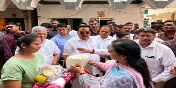 बाढ़ पीड़ितों से बातचीत करते हुए केंद्रीय जलशक्ति मंत्री सी आर पाटिल