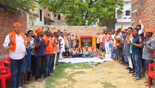 सड़क निर्माण शिलान्यास के अवसर पर विधायक और स्थानीय लोग सड़क निर्माण शिलान्यास के अवसर पर विधायक और स्थानीय लोग