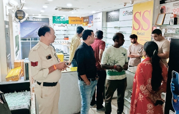High-tech theft worth ₹60 lakh at two mobile shops in the heart of Ujjain. High-tech theft worth ₹60 lakh at two mobile shops in the heart of Ujjain.