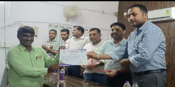 जनगणना: फील्ड ट्रेनर एवं कार्यपालक सहायकों को उत्कृष्ट कार्य के लिए दिया गया प्रशस्ति पत्र