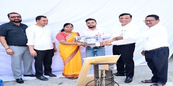 जनसेवा शिविर में दिया आवेदन, शाम तक मिली सिलाई मशीन