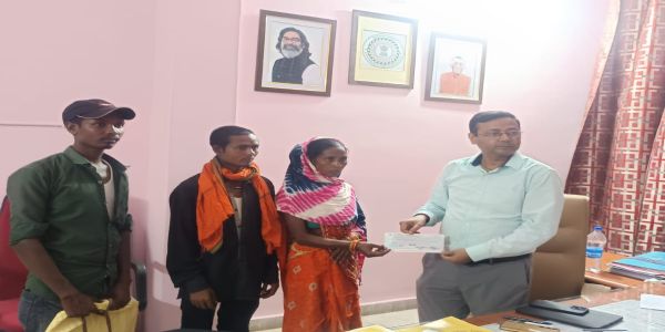 श्रमिक दुर्घटना कोष से मृतक श्रमिक की पत्नी को 50 हजार की सहायता