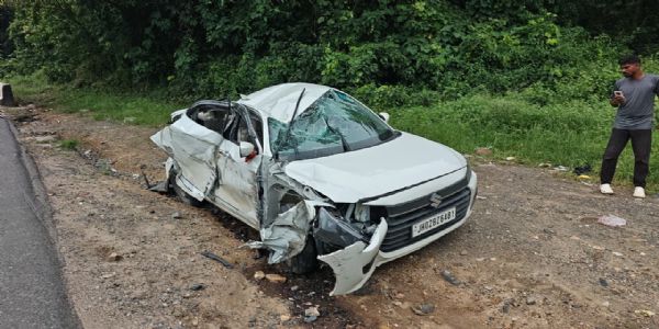 चुटूपालू घाटी में अनियंत्रित ट्रेलर ने दो कारों को उड़ाया, बाल-बाल बचे यात्री