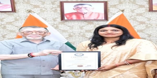 राज्यपाल ने विश्व रिकॉर्ड धारक डॉ. मेघा रानी को किया सम्मानित, हिंदी लेखन को लगातार बढ़ावा देने का दिया संदेश