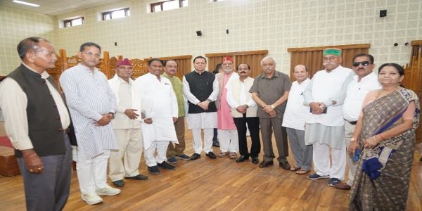 पूर्व विधायकों ने मुख्यमंत्री धामी से की मुलाकात, विकास कार्यों की सराहना की