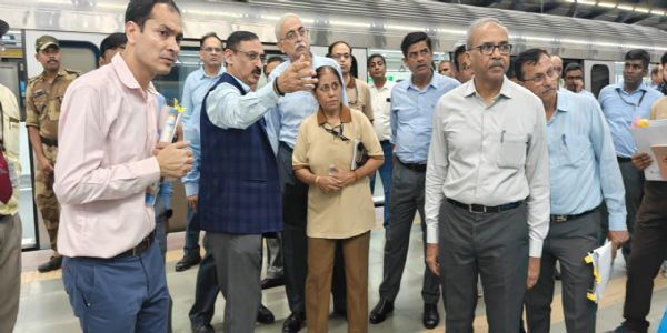 आधी रात को ब्लू लाइन पर निकले डीएमआरसी के एमडी, स्टेशनों पर विकास कार्यों का लिया जायजा