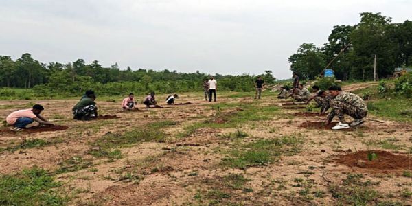 सीआरपीएफ 170वीं वाहिनी के जवानाें ने ग्रामीणों के साथ किया वृक्षारोपण