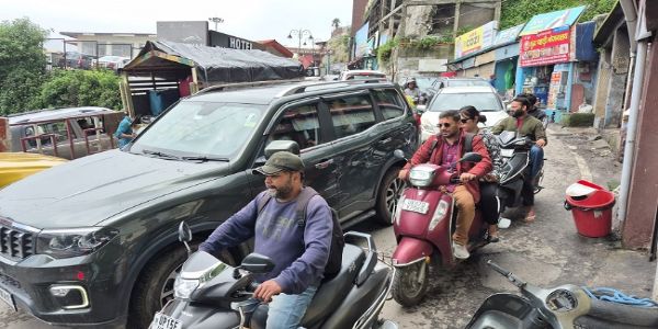 वीकेंड पर जाम से जूझी मसूरी, स्थायी समाधान की मांग तेज