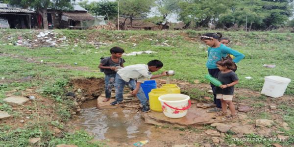मीरजापुर : नल सूखे, नाला बना सहारा, पहाड़ी पानी से बुझ रही प्यास