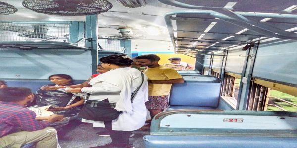 सारण में रेल टिकट जाँच विशेष अभियान में 38 बिना टिकट यात्री धराए