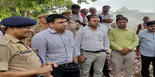 हाथरस के कस्तूरबा गांधी विद्यालय में लगी आग, माैके पर पहुंचे जिलाधिकारी और पुलिस अधीक्षक