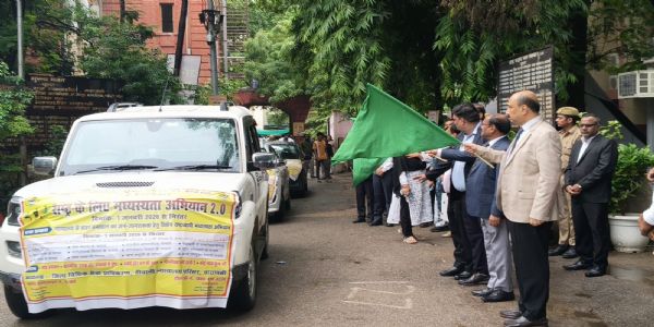 वाराणसी जिला जज ने हरी झंडी दिखाकर प्रचार-प्रसार वाहनों को किया रवाना