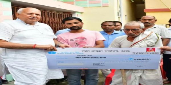 आकाशीय बिजली से मृत भाजपा बूथ अध्यक्ष के परिजनों को मिली चार लाख रुपये की सहायता