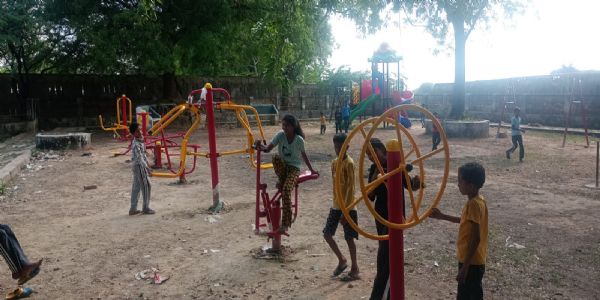 पार्क बना बच्चों की पहली पसंद, झूलों और खेल उपकरणों से बढ़ी रौनक