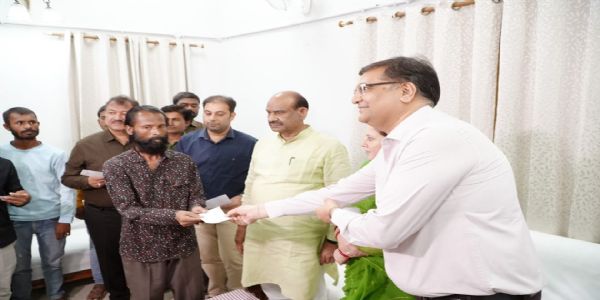 मृतक प्रसूताओं के परिजनों को लोकसभा अध्यक्ष ओम बिरला ने सौंपे 5-5 लाख रुपये के चेक