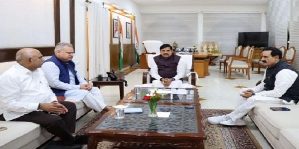 सीएम हाउस में बैठक सीएम हाउस में बैठक