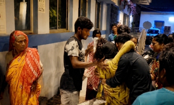 घायल महिला को अस्पताल पहुंचाते लोग घायल महिला को अस्पताल पहुंचाते लोग