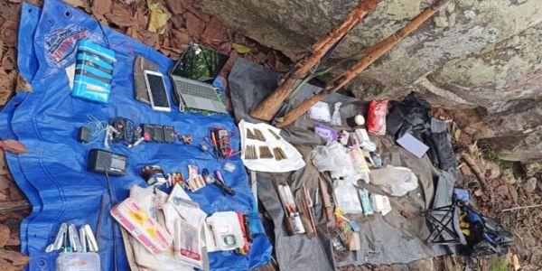 छत्तीसगढ़ के कांकेर सीमा पर नक्सली डम्प से हथियार व नक्सल सामग्री बरामद छत्तीसगढ़ के कांकेर सीमा पर नक्सली डम्प से हथियार व नक्सल सामग्री बरामद