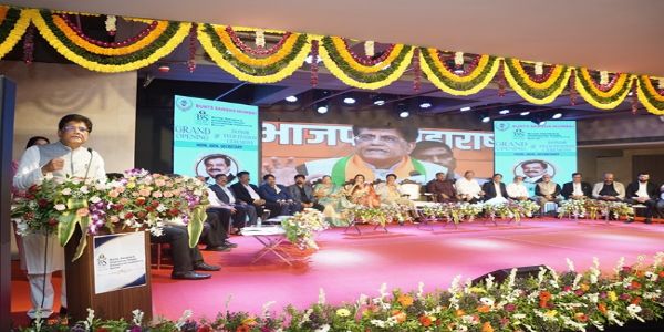 मुंबई में आयोजित एक कार्यक्रम में संवाददाताओं को संबोधित करते पीयूष गोयल