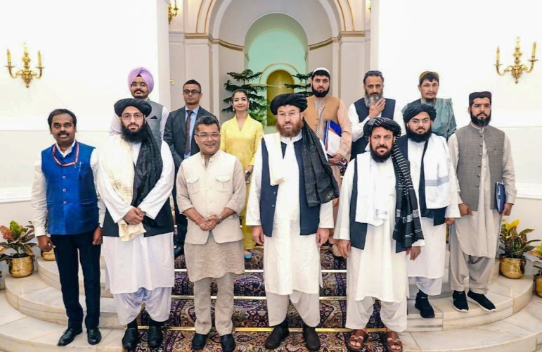 भारत यात्रा के दौरान अफगानिस्तान के कृषि मंत्री मौलवी अताउल्लाह ओमारी और केंद्रीय कपड़ा राज्य मंत्री पवित्र मार्गेरिटा पवित्रा मार्गेरिटा। भारत यात्रा के दौरान अफगानिस्तान के कृषि मंत्री मौलवी अताउल्लाह ओमारी और केंद्रीय कपड़ा राज्य मंत्री पवित्र मार्गेरिटा पवित्रा मार्गेरिटा।