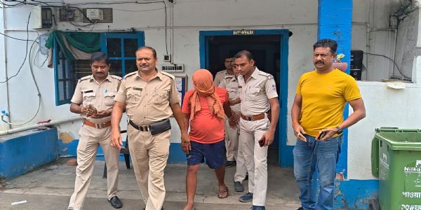 आरोपी को लेकर जाती पुलिस आरोपी को लेकर जाती पुलिस
