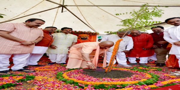 गोरखपुर में पौधा लगाते मुख्यमंत्री