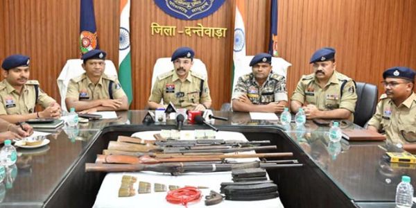 नक्सली डंप से 116 ग्राम सोना, 2 लाख नकद, हथियार व विस्फोटक बरामद नक्सली डंप से 116 ग्राम सोना, 2 लाख नकद, हथियार व विस्फोटक बरामद