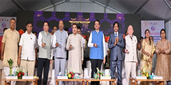 फोटो:नागपुर में ओवरब्रिज का लोकार्पण करते हुए केंद्रीय मंत्री नितीन गडकरी और मुख्यमंत्री देवेंद्र फडणवीस फोटो:नागपुर में ओवरब्रिज का लोकार्पण करते हुए केंद्रीय मंत्री नितीन गडकरी और मुख्यमंत्री देवेंद्र फडणवीस