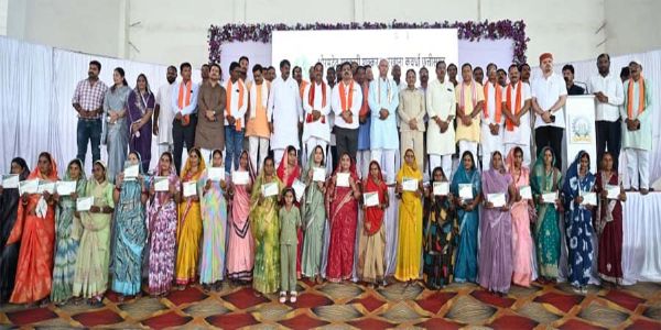 उप मुख्यमंत्री विजय शर्मा ने किसानों को वितरित किए शेयर प्रमाण पत्र