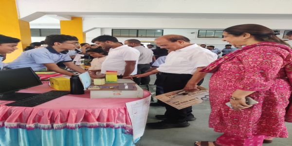 कैंब्रियन पब्लिक स्कूल में 