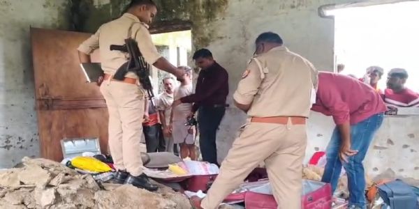 दीवार तोड़कर घर में घुसे चोर, नकदी समेत लाखों के जेवरात चोरी