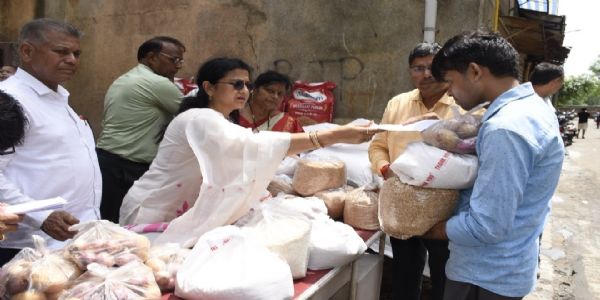 सूरत में बाढ़ प्रभावित परिवारों को राशन किट और आर्थिक सहायता वितरित