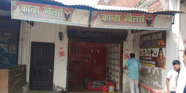 दो सर्राफा दुकानों के शटर काटकर 25 लाख के जेवर चोरी