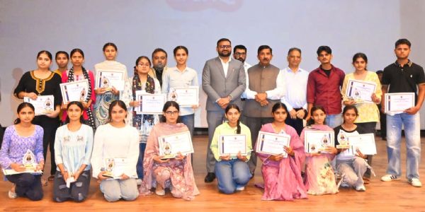 हरोली के 200 स्टूडेंट्स को सम्मान, प्रो. सिम्मी अग्निहोत्री एक्सीलेंस अवॉर्ड से डिप्टी सीएम ने नवाजे होनहार