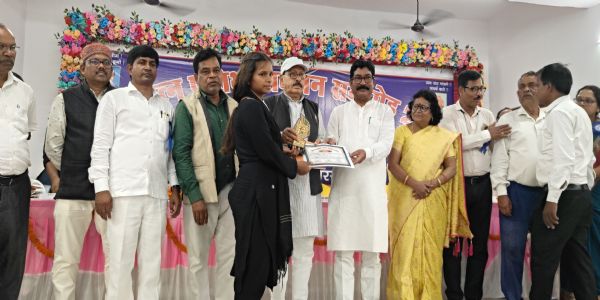 ज्ञान रत्न प्रतिभा सम्मान समारोह में मेधावी छात्र-छात्राओं का सम्मान