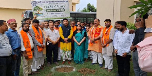 एक पेड़ मां के नाम अभियान के अंतर्गत सांसद एवं जिलाध्यक्ष ने किया वृक्षारोपण
