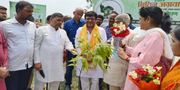 आबकारी मंत्री, विधायक व जनप्रतिनिधियों ने रोपे पौधे, 419 बूथों पर चला 