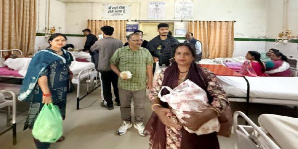 पूर्व प्रदेश अध्यक्ष के जन्मदिन पर कांग्रेस कार्यकर्ताओं ने जिला अस्पताल में बांटे फल और जूस