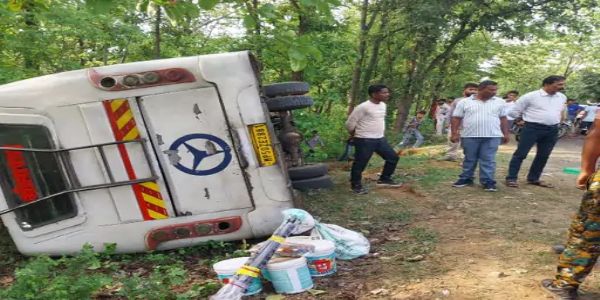 बालाघाट में अनियंत्रित होकर पलटी यात्री बस, चार घायल, इमरजेंसी गेट नहीं होने से शीशा तोड़कर बाहर निकले यात्री