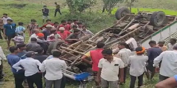 बालाघाट जिले के रामपायली में ग्रामीणों से भरी पिकअप पलटी, 18 मजदूर घायल