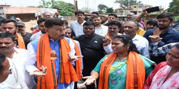 पंडरा में स्ट्रीट वेंडर्स को मिलेगा स्थायी बाजार, संजय सेठ और मेयर ने किया जगह चिन्हित