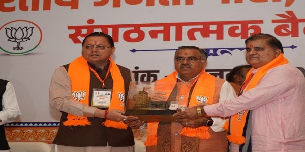भारतीय जनता पार्टी (भाजपा) के राष्ट्रीय महामंत्री एवं राज्यसभा सांसद तरुण चुग को मुख्यमंत्री धामी और प्रदेश अध्यक्ष प्रतीक चिन्ह भेंट करते हुए।