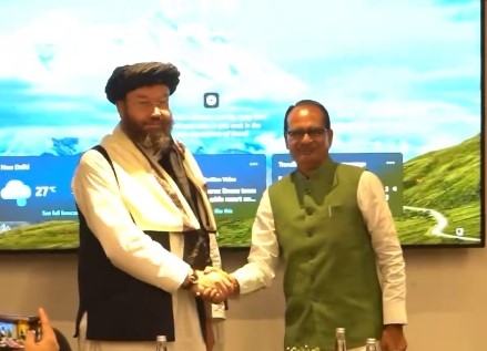 भारत यात्रा के दौरान कृषि मंत्री शिवराज सिंह चौहान से मुलाकात करते अफ़गानिस्तान के कृषि, सिंचाई और पशुपालन मंत्री मौलवी अताउल्लाह ओमारी। भारत यात्रा के दौरान कृषि मंत्री शिवराज सिंह चौहान से मुलाकात करते अफ़गानिस्तान के कृषि, सिंचाई और पशुपालन मंत्री मौलवी अताउल्लाह ओमारी।