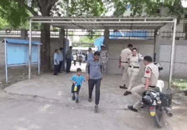 गुुरुग्राम के स्कूलों में बम होने की सूचना पर स्कूल से बच्चों को लेकर निकलते अभिभावक। गुुरुग्राम के स्कूलों में बम होने की सूचना पर स्कूल से बच्चों को लेकर निकलते अभिभावक।