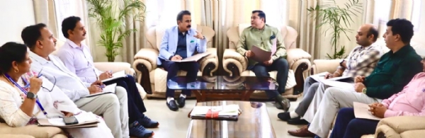 बैठक में मौजूद बोर्ड अध्यक्ष, सचिव और अन्य अधिकारी।