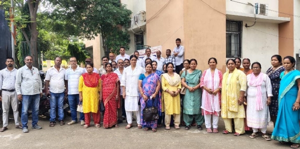दरभंगा:डीएमसीएच परिसर में पांचवें दिन भी धरना-सत्याग्रह करते कर्मचारी। दरभंगा:डीएमसीएच परिसर में पांचवें दिन भी धरना-सत्याग्रह करते कर्मचारी।