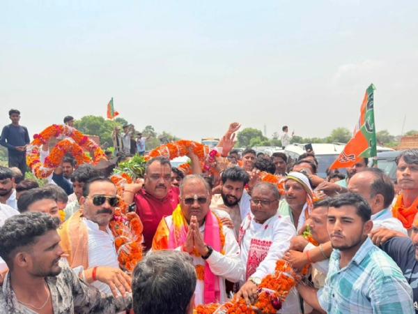 फोटो। माला पहनाकर स्वागत कार्यकर्ता फोटो। माला पहनाकर स्वागत कार्यकर्ता