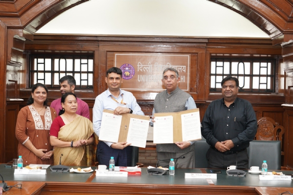 डीयू कुलसचिव डॉ.विकास गुप्ता एवं आई4सी के निदेशक निशांत कुमार समझौता ज्ञापन के दौरान।