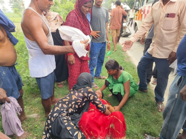 हादसे में घायल हुई महिला व एकत्रित लोग हादसे में घायल हुई महिला व एकत्रित लोग