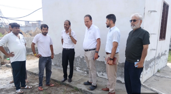 गांव सजूमा में दौरा कर ग्रामीणों से बातचीत करते जन स्वास्थ्य विभाग के मुख्य अभियंता गांव सजूमा में दौरा कर ग्रामीणों से बातचीत करते जन स्वास्थ्य विभाग के मुख्य अभियंता